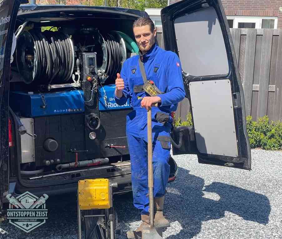 Een tevreden monteur met opgestoken duim na een geslaagde klus, slim ingrijpen bespaart kosten bij een verstopte wc in Zeist Een tevreden monteur met opgestoken duim na een geslaagde klus, slim ingrijpen bespaart kosten bij een verstopte wc in Zeist