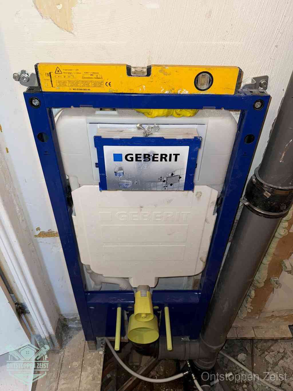 Een Geberit inbouwreservoir met frame voor een hangtoilet tegen de wand, met de afvoerbocht naar de vloer, kenmerkend voor een verstopt hangtoilet in Zeist Een Geberit inbouwreservoir met frame voor een hangtoilet tegen de wand, met de afvoerbocht naar de vloer, kenmerkend voor een verstopt hangtoilet in Zeist