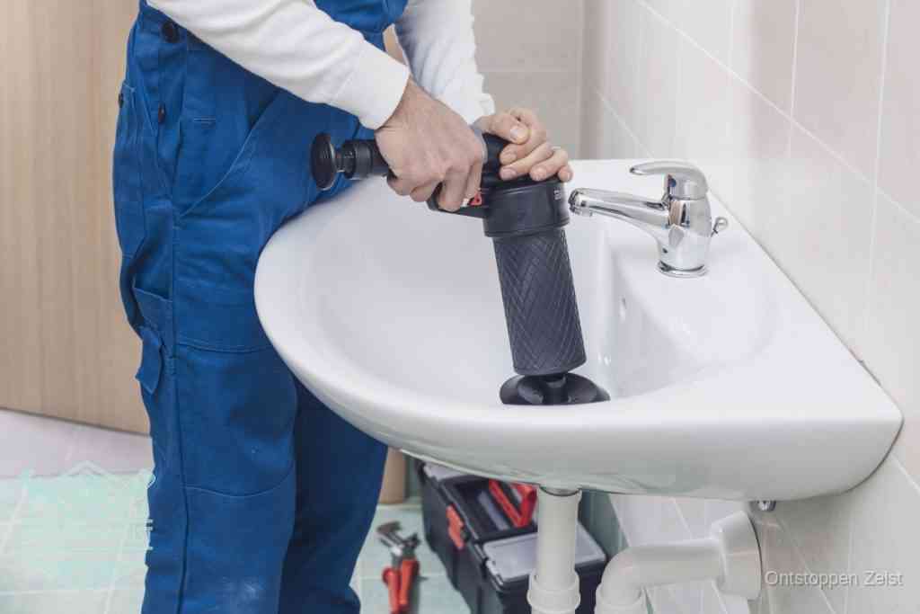 Een te ruwe doe-het-zelf poging met een handmatige perslucht-ontstopper op een sanitair-afvoer, een van de veelgemaakte fouten bij wc ontstoppen in Zeist Een te ruwe doe-het-zelf poging met een handmatige perslucht-ontstopper op een sanitair-afvoer, een van de veelgemaakte fouten bij wc ontstoppen in Zeist