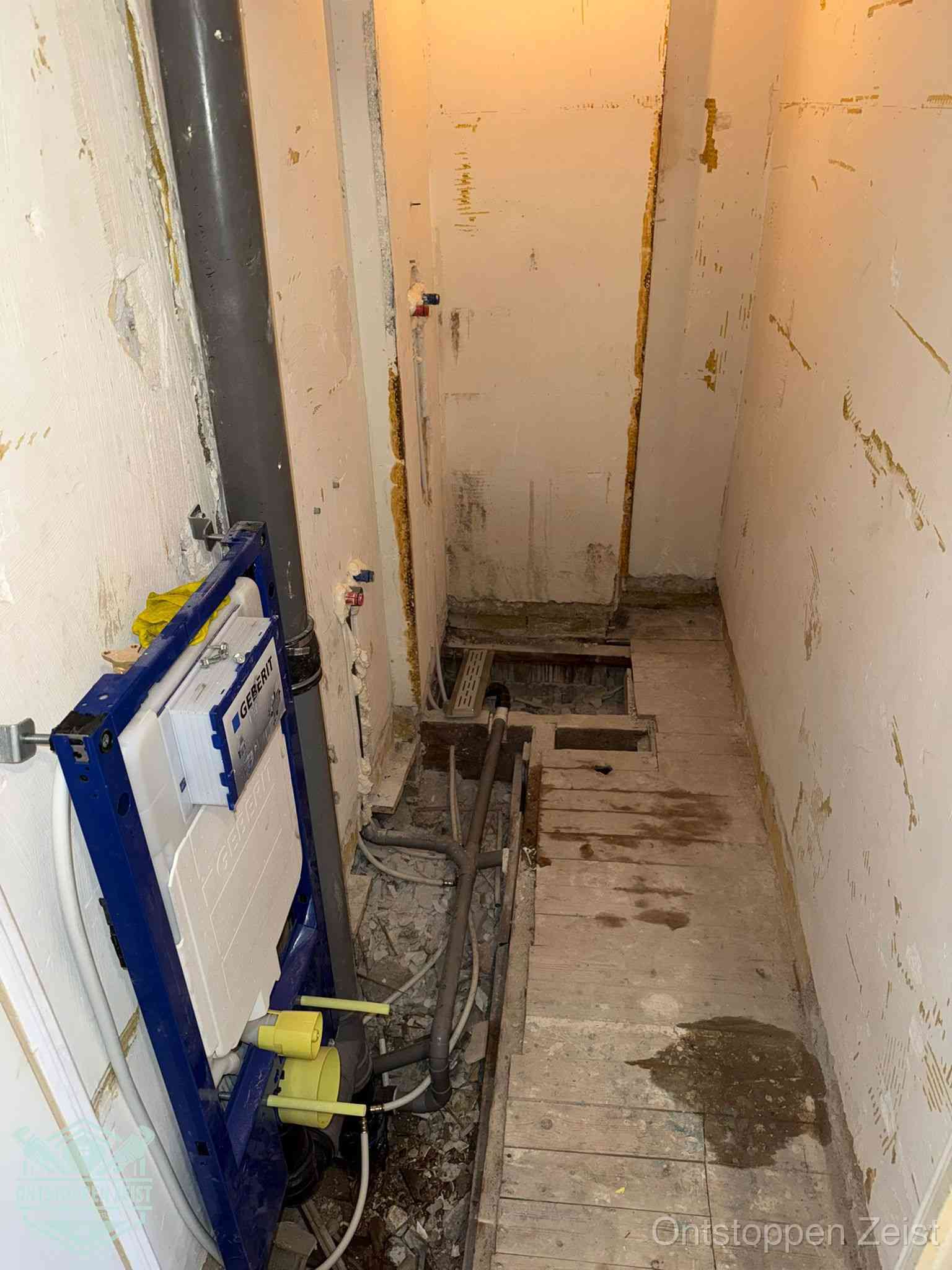 Een opgebroken toiletruimte tijdens renovatie met een Geberit inbouwreservoir en blootliggende oude afvoerleidingen, typisch voor oudere woningen in Zeist Een opgebroken toiletruimte tijdens renovatie met een Geberit inbouwreservoir en blootliggende oude afvoerleidingen, typisch voor oudere woningen in Zeist